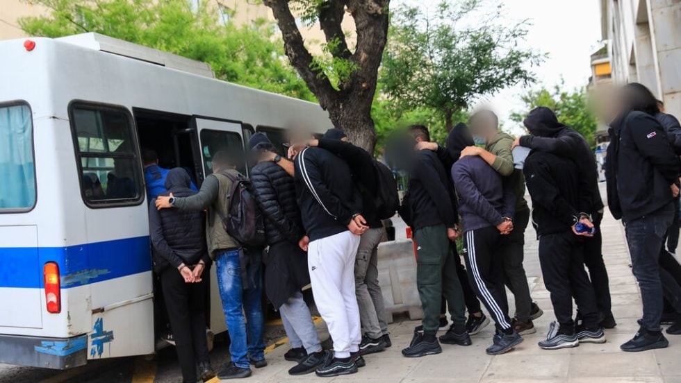 Οι κατηγορούμενοι για τη δολοφονία αστυνομικού οπαδοί της Θύρας 7 οδηγούνται στον εισαγγελέα